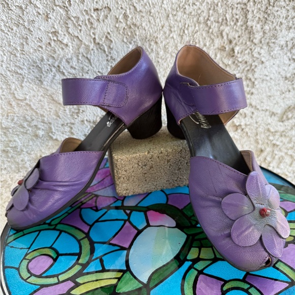 Delightful Size 8 Leather Purple Peep Toe 1.5inch heels with Floral Accent - Picture 2 of 7